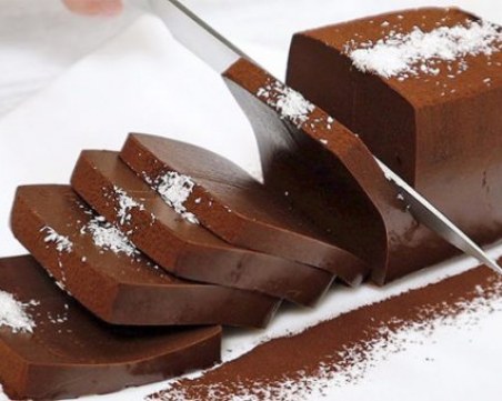 Шоколадова торта, направена с празна картонена кутия от прясно мляко или сок