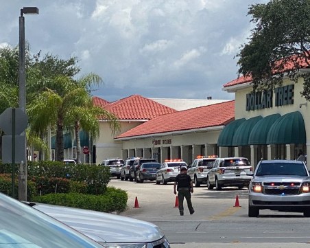 Трими убити при стрелба в търговски център в Палм Бийч