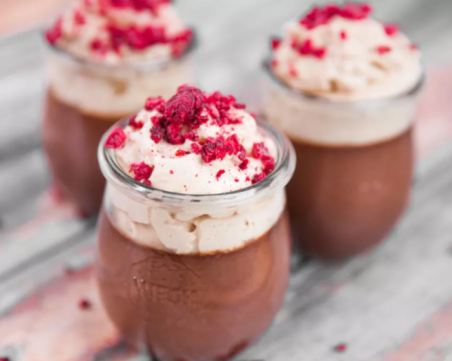 Бурканчета с шоколадов крем, кокосова пяна и малини