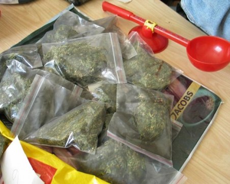 Условна присъда за полицая, хванат с кока и трева в Студенстки град