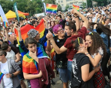 Две шествия в София днес - прайд и демонстрация в защита на традиционното семейство