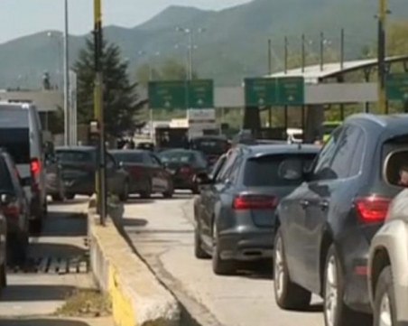 Огромни колони от коли се вият на границата с Гърция