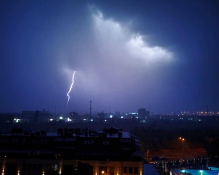 Студен фронт минава през Пловдив, жълт код за опасен вятър е обявен за 14 области