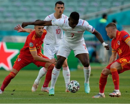 Швейцария изпусна Уелс