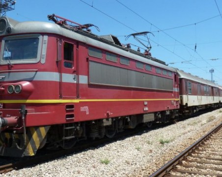 Авария спря влака Бургас-София