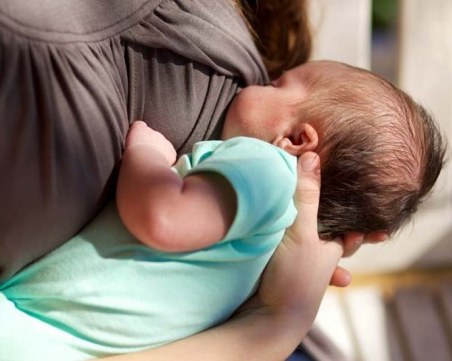 Майките да кърмят дори с COVID-19 препоръчват учени