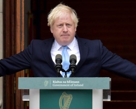 Отлагат разхлабването на мерките във Великобритания