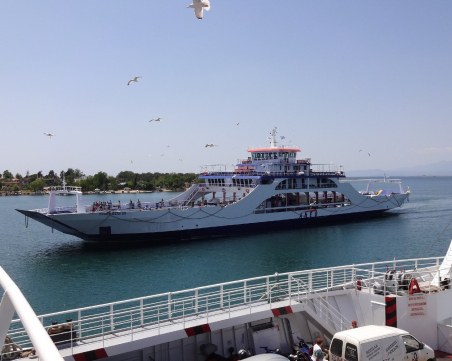 Отново: Стачка блокира фериботите в Гърция