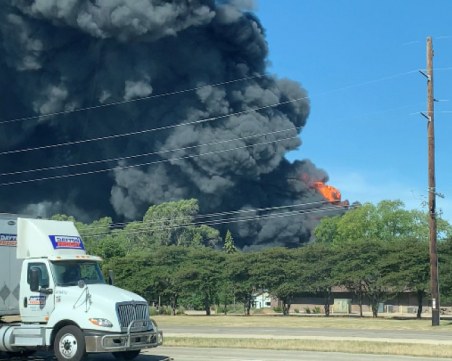 Химически завод в САЩ избухна в пламъци, евакуираха стотици души