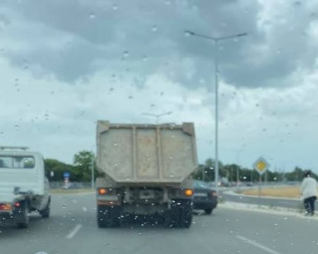 Камион и кола се удариха на Асеновградско шосе