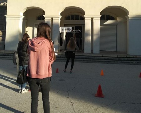 Пловдивски ученици се подредиха пред училищата, очакват темата на матурата по БЕЛ