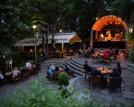 Собственици на пловдивски клуб с нестандартна идея: отстъпка срещу посещение на културно събитие