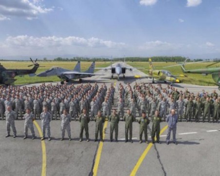 Военният министър в Граф Игнатиево: Загубихме истински ас и пилот, но и много добър човек