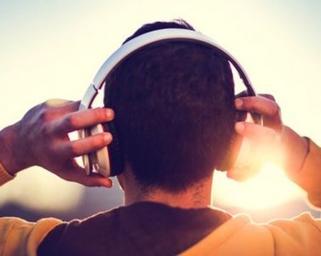 Как слушалките вредят на слуха ни