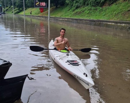 Коли под вода след порой в Русе, ентусиаст се пусна с кану