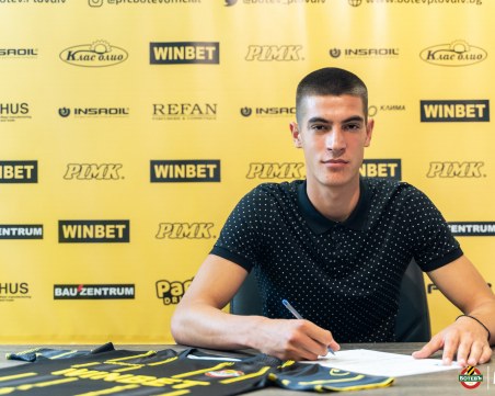 Още един юноша се обвърза с Ботев