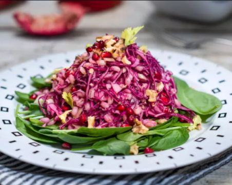 Вкусно, изискано и здравословно: Салата с ечемик, нар и спанак