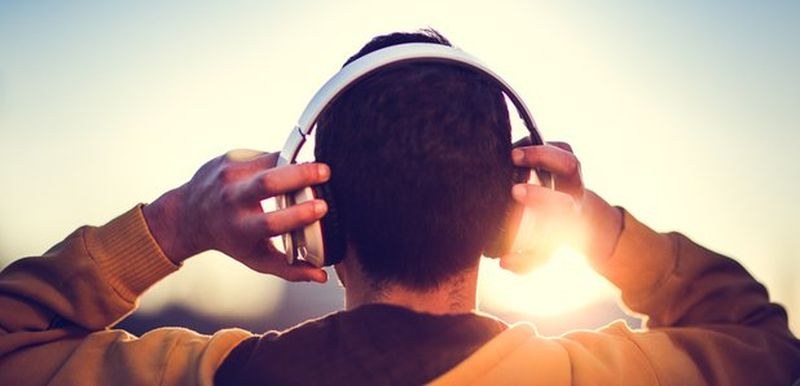 Как слушалките вредят на слуха ни