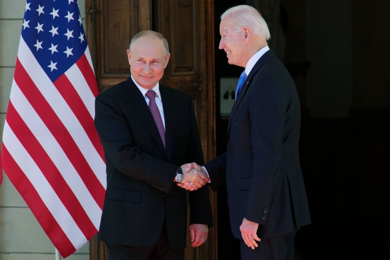 Путин и Байдън се срещнаха, стиснаха си ръцете