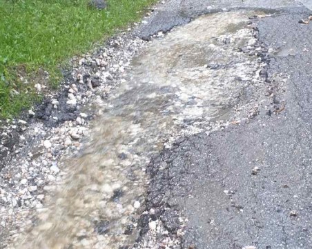 Пороите разрушиха пътя към Чудните мостове