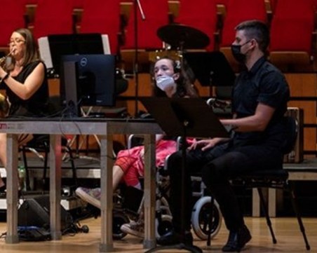 Студентка в инвалидна количка свири на арфа с очи