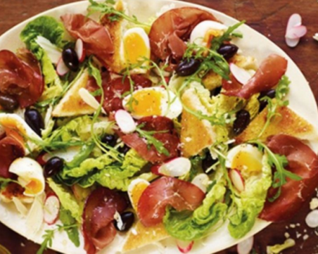 Зелена салата с прошутто, яйце и репички
