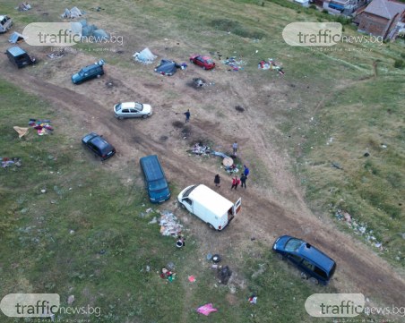 Катун се настани на метри от градски къщи! В боклуци и мизерия тъне хълм в Асеновград