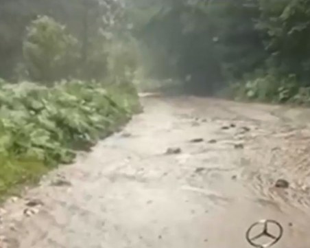 Кметът на Забърдо: По-добре хората да не пътуват към Чудните мостове