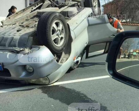 Кола се обърна по таван край Първомай, жена пострада
