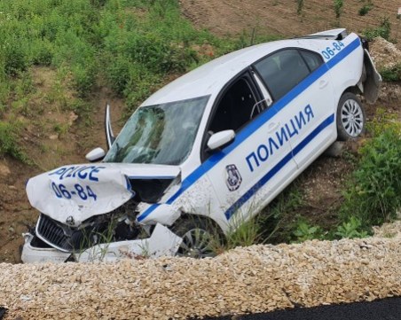Патрулка се заби в канвка, двама полицаи са пострадали