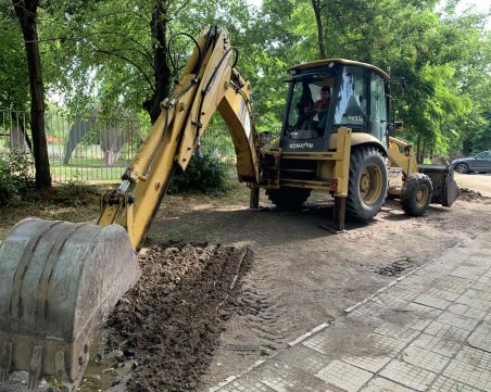 Спират нарушители да паркират пред детска градина в Пловдив със зелена бариера