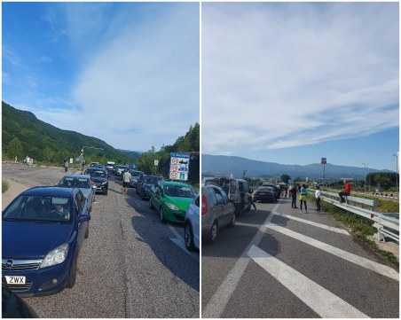 Туристи се изнасят за дълъг уикенд към Гърция, километрични са опашките по границите