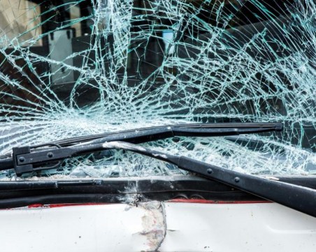 Училищен автобус се заби в стена на къща