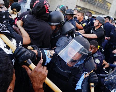 22-годишен загуби ръка, а няколко други са ранени при сблъсъци с полицията във Франция