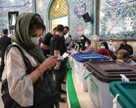 Хеликоптер, превозващ бюлетини се разби в Иран