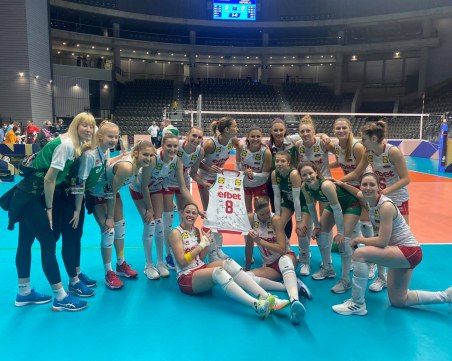 Волейболните националки подариха фланелка на Христо Стоичков