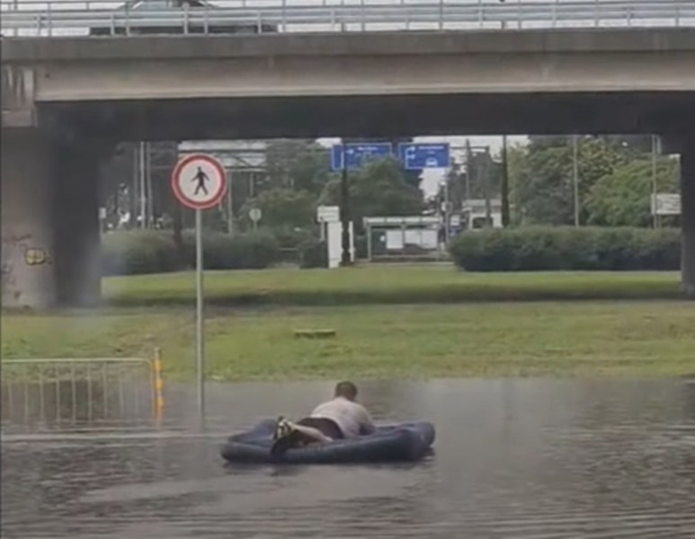 Бургазлия се пусна с дюшек на наводнено кръстовище