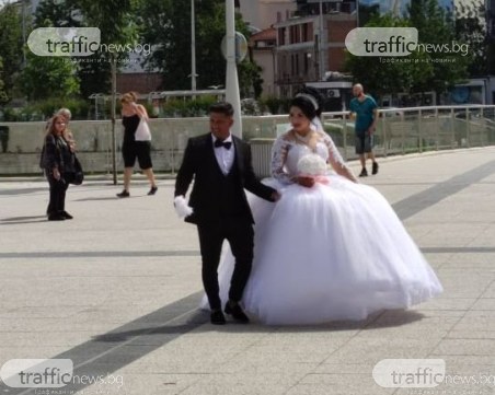 Приказна булка събра погледите в центъра на Пловдив