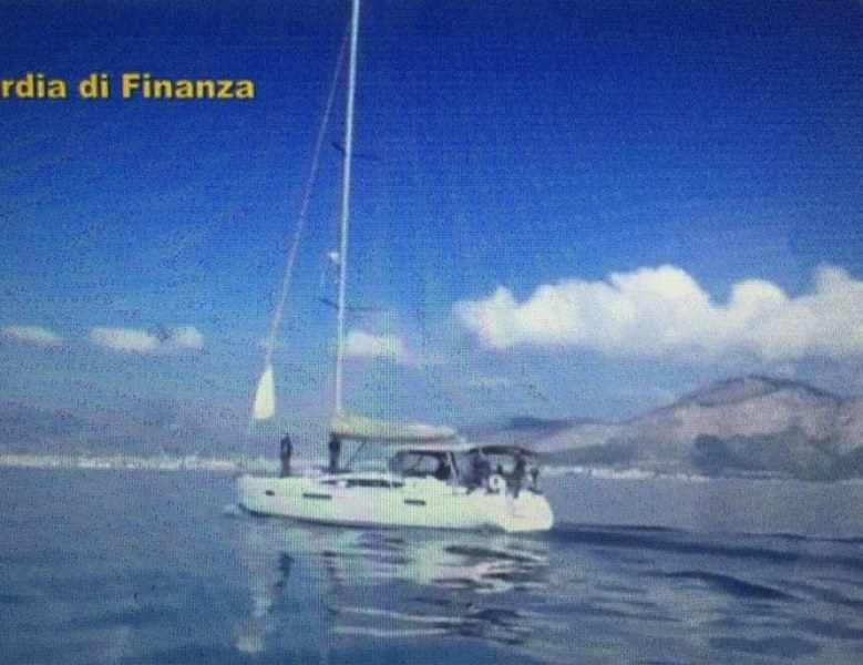 Арестуваха трима българи с 6 тона хашиш на яхта до Палермо