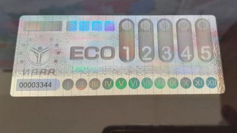 Започват да слагат екостикери с чипове на предните стъкла на колите с данни от замърсяването