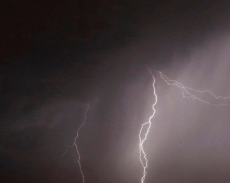 Двама с опасност за живота след падане на мълния в Турция