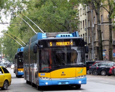 Мъж е бил намушкан в тролей в София