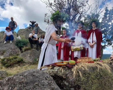 Младежи поднесоха дарове за здраве на Празника на слънцето край Брезово
