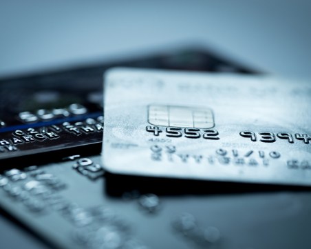 Ученик от Русе източвал дебитни карти, ужилил и пловдивчанка