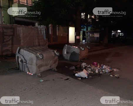 Вандалщина в Смирненски: контейнери и боклуци преградиха улица