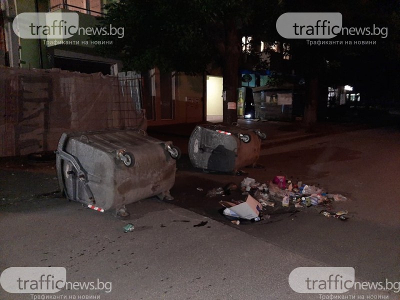 Вандалщина в Смирненски: контейнери и боклуци преградиха улица