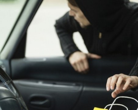 Автоджамбази разбиха две коли в Столипиново