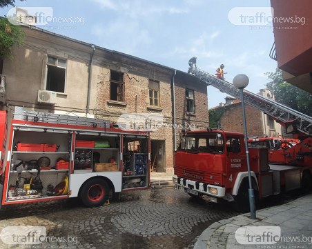 Къща пламна в Аджисан махала, две пожарни се борят с огъня