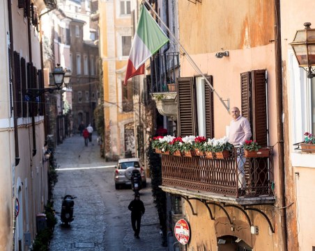 Отпадат маските на открито в Италия