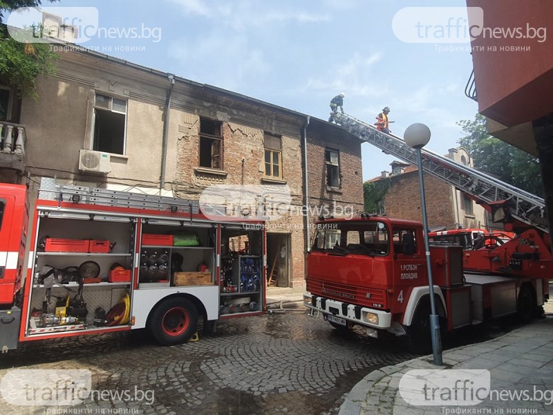 Къща пламна в Аджисан махала, две пожарни се борят с огъня